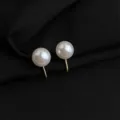 Nahaufnahme Detailansicht von eleganten weißen Glasperlen Ohrclips mit vergoldeter Rückseite. - Integrierter Ohrclip mit weißer Glasperle / 10mm / Weiß