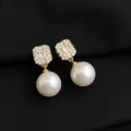 Elegante vergoldete quadratische Zirkonia Ohrstecker mit grosser weisser Perle Detail - Quadratischer Zirkonia Großer Perlenanhänger Stil