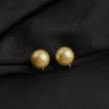 Goldene Perle Clip-On Ohrringe Detailaufnahme, elegante Ohrringe für Damen Schmuck. - Goldene Glasperle Ohrclip / 10mm / Gold