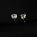 Primo piano dettagliato di orecchini clip in cristallo geometrico con splendide faccette. - Stile Quadrato Aurora