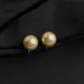 Detailansicht eleganter goldener Perlen-Clip-Ohrringe mit minimalistischem Spulen-Design. - Goldene Glasperle Ohrclip / 12mm / Gold