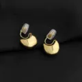 Vergoldete geometrische Ohrclips mit bequemen unsichtbaren Polstern für nicht durchstochene Ohren. - 3D Halbmond Geometrischer Goldperlen Stil