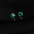 Orecchini a clip in cristallo cubico verde, dettaglio con pietra sfaccettata e finitura argento. - Stile Quadrato Verde Scuro