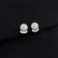 Detailed view of elegant pearl and pavé zircon ear clips, stylish and high-end jewelry. - Zirconia High Quality Pearl Ear Clip (W704)