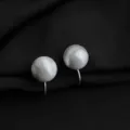 Matte silberne Kugel Clip-Ohrringe minimalistischer Ohrschmuck Detailaufnahme elegant - Gebürsteter Kugelohrclip / 10mm / Silber