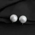 Exquisite silberne kugelförmige Ohrclips, elegantes mattes Metalldesign für ungepiercte Ohren. - Gebürsteter Kugelohrclip / 12mm / Silber