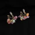 Raffinati orecchini a clip con pietre di cristallo colorate irregolari e finitura oro. - Stile Pietra Triturata Caramella