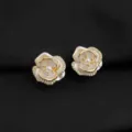 Elegante weiße Kamelien-Ohrclips mit glitzernden Kristallen und Perle im Zentrum detail. - Bemalter Öl-Kamelien-Stil