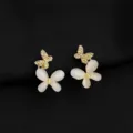 Elegante doppelseitige Schmetterling Ohrringe mit funkelnden Zirkonia und weißen Opalsteinen. - Opal Schmetterling Stil