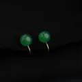 Dettaglio degli orecchini clip con perla verde, pietra liscia e pregiata finitura in metallo dorato. - Stile Perla Rotonda Agata Verde / 8mm / Verde - Agata Verde da 8mm
