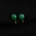 Primo piano dettagliato di eleganti orecchini clip cabochon in pietra verde con base oro. - Stile Perla Rotonda Agata Verde / 10mm / Verde - Agata Verde da 10mm