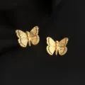 Nahaufnahme strukturierter goldener Schmetterlings-Ohrclips, eleganter Clip-Ohrring. - Gold Schmetterling Stil