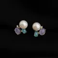 Dettaglio in primo piano di orecchini a clip di lusso con perle e pietre colorate. - Design a 3 Perle / Multicolore