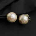 Strukturierte Champagner Perle Ohrclips, einzigartige raue Oberfläche runde Modeschmuck. - Baumwollperle Ohrclip / 20mm / Champagnergold