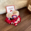 Vista detallada del juego de coleteros de pelo de felpa y encaje dulce coreano con diseño de corazón. - Cereza Corazón / Set de tres piezas / Rojo