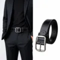 Vue détaillée de la ceinture en cuir noir pour hommes avec une boucle ardillon argentée. - 110cm / Sangle noire (Couture blanche)