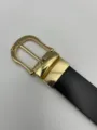 Gros plan sur la boucle de ceinture en métal doré et la sangle de ceinture noire. - Longueur 110 cm, largeur 2,8 cm / Bleu foncé