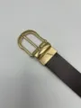 Gros plan sur la ceinture pour homme avec une boucle métallique dorée et une élégante lanière. - Longueur 110 cm, largeur 2,8 cm / Café