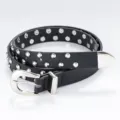 Détail de la ceinture femme en cuir PU noir avec double rangée de clous argentés et boucle. - 100cm / Noir