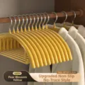 Gruccia per vestiti gialla antiscivolo con design allargato per armadio guardaroba domestico. - Antiscivolo e anti-deformazione (Giallo fiore di pero)