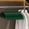 Cintre à vêtements sans couture à épaule large vert luxueux avec crochet argenté. - Cintres antidérapants et anti-déformation (Vert luxe)