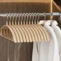 Grucce per abiti larghe con gancio argento, appendiabiti in plastica senza tracce color albicocca. - Grucce antiscivolo anti-piega (Albicocca vibrante)