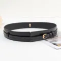 Vue détaillée de l'élégante ceinture large noire avec boucle dorée et lanière chic. - Noir / 105cm