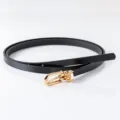 Fin ceinture en cuir PU noir élégante avec boucle ardillon dorée pour robes et pulls. - Noir