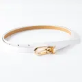Détail de ceinture fine en cuir PU blanc avec boucle ardillon en métal doré pour femme - Blanc