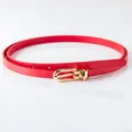 Vue rapprochée détaillée d'une fine ceinture rouge en cuir PU avec boucle dorée élégante. - Rouge