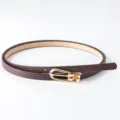 Vue détaillée de la ceinture fine en cuir PU marron pour femme avec boucle dorée élégante. - Café