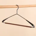Appendiabiti in metallo nero a spalle larghe con asta in legno per guardaroba domestico - Gruccia in ferro battuto a spalla larga / Argento antico