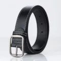 Vue détaillée d'une ceinture en cuir noir pour homme avec coutures blanches et boucle ardillon. - 110 cm (Largeur 3,3 cm) / Noir (Style à couture blanche)