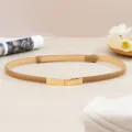Vue détaillée d'une fine ceinture en cuir pour femme avec boucle dorée, accessoire de robe élégant - Kaki