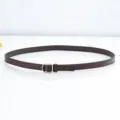 Gros plan sur une fine ceinture en cuir marron foncé avec boucle métallique élégante. - 1,8 cm de large 105 cm de long / Café
