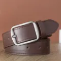 Détail de ceinture en cuir marron avec boucle carrée argentée mate. Accessorio de mode chic. - Boucle Japonaise / 110cm / Café