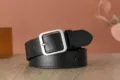 Ceinture en cuir noir pour homme avec boucle carrée en métal argenté, accessoire élégant. - Boucle Carrée / 110cm / Noir