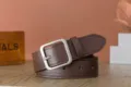Ceinture en cuir marron avec boucle carrée argentée mate, accessoire élégant et chic. - Boucle Carrée / 110cm / Café