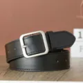 Gros-plan d'une ceinture en cuir noir avec boucle carrée argentée, détail élégant et chic. - Boucle Carrée / 110cm / Noir