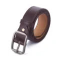 Klassischer brauner Ledergürtel mit robuster Metallschnalle für Herren und Damen Detail. - Kaffee
