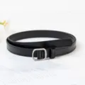 Gros plan détaillé de la ceinture fine pour femme en noir avec boucle métallique. - 1,8 cm de large 105 cm de long / Noir