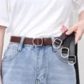 Ceinture en cuir minimaliste pour femmes, boucle métallique élégante, design sans trous. - 105cm / Marron