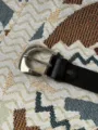 Vue rapprochée de la boucle ardillon style western en métal et de la ceinture en similicuir. - Longueur 125 cm largeur 3,2 cm / Café Avec Boucle Argentée