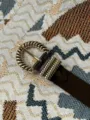 Gros plan sur la boucle dorée torsadée et le détail de la ceinture marron décontractée. - Longueur 115 cm, largeur 2,7 cm / Boucle Dorée Café