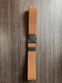 Vue détaillée de la ceinture élastique marron, montrant le tissu extensible et la boucle. - Marron