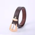 Ceinture fine décontractée pour femme marron avec boucle métallique dorée sur fond blanc - Longueur 110 cm, largeur 2,8 cm / Café