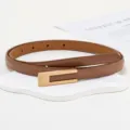 Vue détaillée de la ceinture fine marron pour femme avec une belle boucle dorée. - 1,4 cm de large, 105 cm de long / Chameau