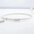 Fine ceinture blanche en cuir PU pour femmes, élégante variante de taille étroite. - Blanc Cassé
