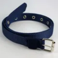 Détail de ceinture fine en toile nylon femme, sangle bleu foncé avec boucle ardillon argent. - Longueur 110cm largeur 2,4cm / Bleu marine