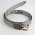 Gros plan détaillé de la ceinture fine en toile nylon grise avec œillets et boucle argentée. - Longueur 110cm largeur 2,4cm / Gris